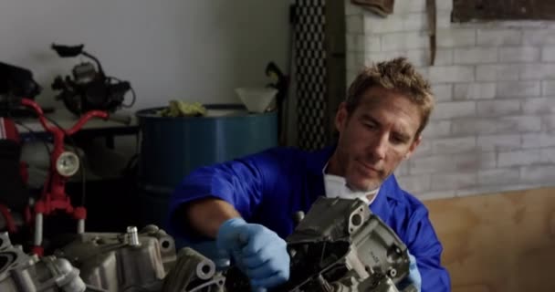 Beyaz Erkek Tamircinin Görünümü Tamir Garajında Motosiklet Parçalarını Tamir Ediyor — Stok video
