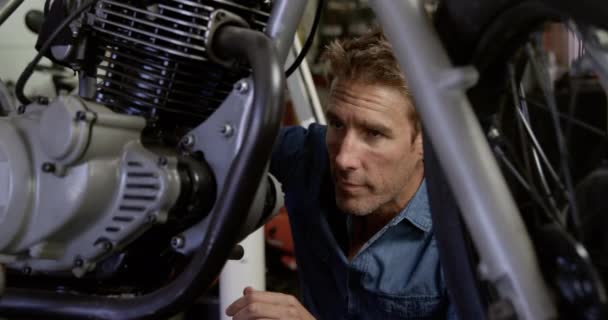 Onarım Garajında Motosiklet Tamir Kafkas Erkek Mekanik Görünümü Spanner Kullanıyor — Stok video