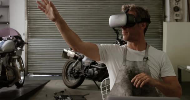 Vista Frontal Mecánica Masculina Caucásica Usando Auriculares Realidad Virtual Garaje — Vídeo de stock