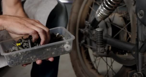 Seção Intermediária Mecânico Masculino Caucasiano Que Conserta Motocicleta Garagem Reparo — Vídeo de Stock