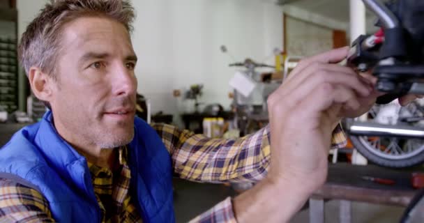 Vista Lateral Mecânico Masculino Caucasiano Reparando Scooter Garagem Reparação Ele — Vídeo de Stock