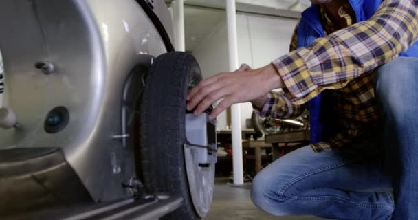 Vista Lateral Mecânico Masculino Caucasiano Reparando Scooter Garagem Reparação Ele — Vídeo de Stock