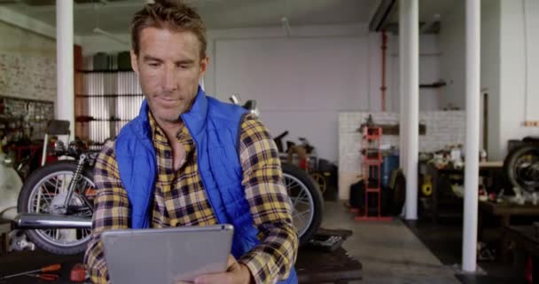 Vista Frontal Mecânico Masculino Caucasiano Usando Tablet Digital Garagem Reparo — Vídeo de Stock