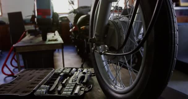 Primo Piano Della Moto Nel Garage Riparazione Cassetta Portautensili Accanto — Video Stock