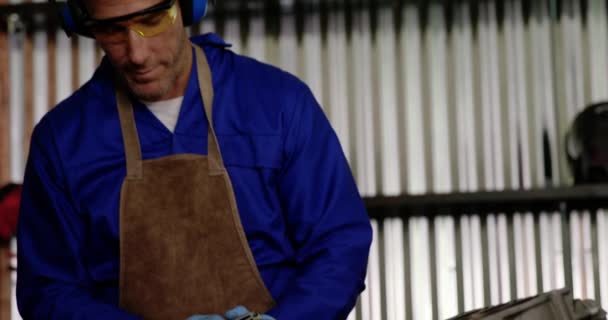 在修理厂工作的白种男性机械师的正面视图 他正在使用角磨机4K — 图库视频影像