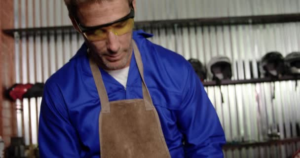 Vista Frontal Mecânico Masculino Caucasiano Que Trabalha Garagem Reparação Ele — Vídeo de Stock