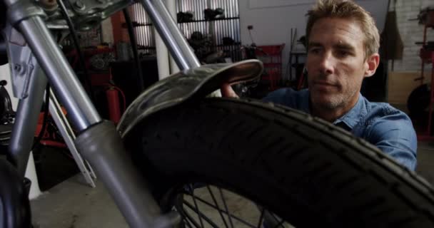 Onarım Garajında Motosiklet Tamir Kafkas Erkek Mekanik Görünümü Motosiklet Çamurluk — Stok video