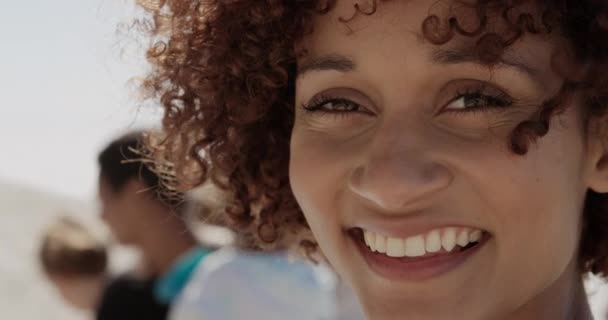 Vista Frontale Della Volontaria Afroamericana Che Guarda Telecamera Sulla Spiaggia — Video Stock