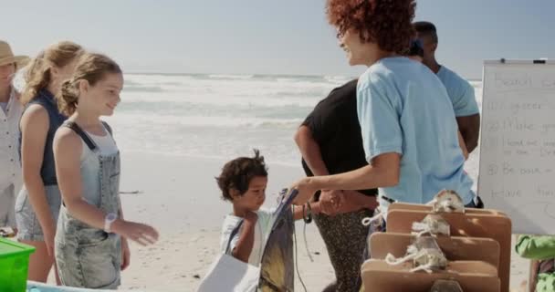 Különböző Önkéntesek Készülnek Strandtakarításra Parton Afrikai Amerikai Aki Táskákat Önkénteseknek — Stock videók