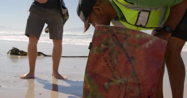 Vista Frontal Diversos Voluntarios Masculinos Limpiando Playa Día Soleado Están — Vídeo de stock