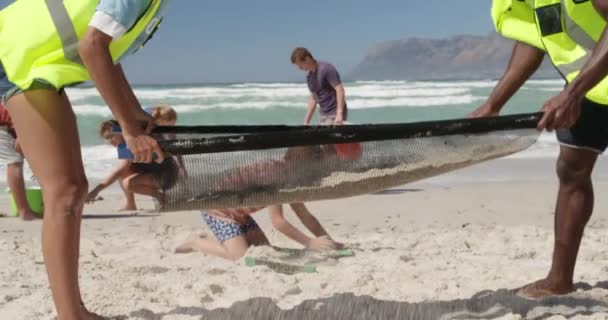 Vista Lateral Diversos Voluntários Limpando Praia Dia Ensolarado Eles Estão — Vídeo de Stock