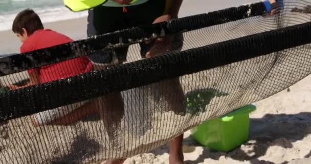 Vista Frontal Diversos Voluntarios Limpiando Playa Día Soleado Están Trabajando — Vídeos de Stock