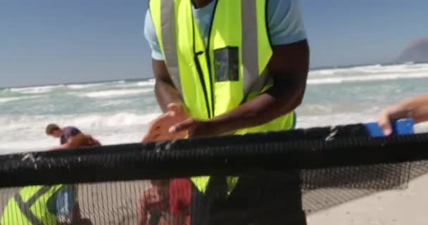 Vista Frontal Diversos Voluntarios Limpiando Playa Día Soleado Están Trabajando — Vídeo de stock