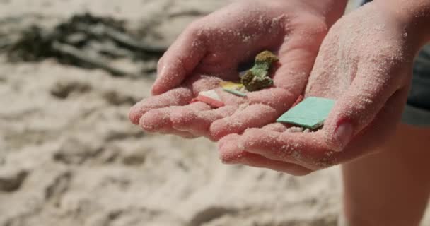 Sección Media Muchacha Voluntaria Caucásica Sosteniendo Residuos Sus Manos Playa — Vídeos de Stock