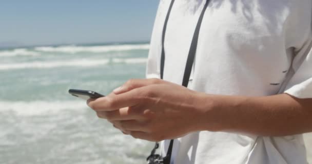 Вид Спереди Афроамериканку Мобильного Телефона Пляже Улыбается — стоковое видео