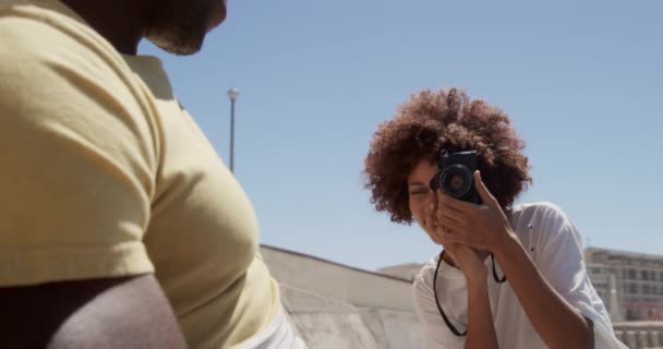 Вид Спереди Женщины Фотографирующей Мужчину Цифровой Камерой Пляже Человек Позирует — стоковое видео