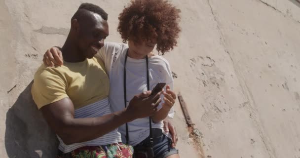 Vista Lateral Casal Afro Americano Usando Telefone Celular Praia Eles — Vídeo de Stock