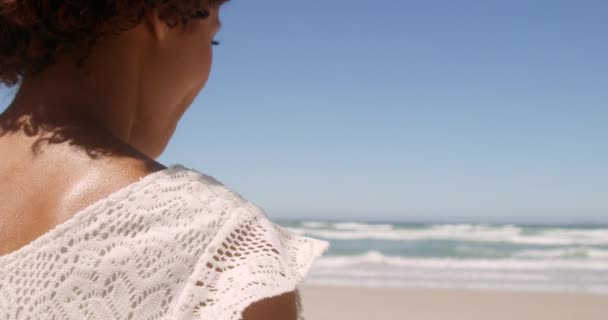Visão Traseira Jovem Afro Americana Relaxando Praia Sol Ela Está — Vídeo de Stock