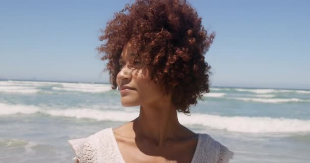 Vista Frontal Jovem Afro Americana Caminhando Praia Sol Ela Está — Vídeo de Stock