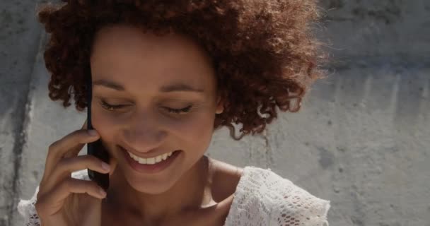 Vista Frontale Della Giovane Donna Afroamericana Che Parla Cellulare Spiaggia — Video Stock
