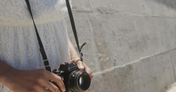 Vista Frontal Una Joven Afroamericana Pie Con Cámara Digital Playa — Vídeos de Stock