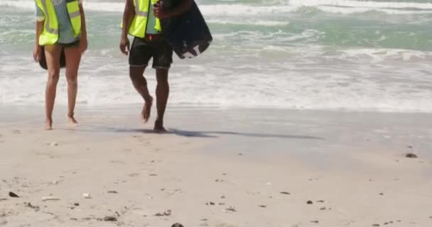 Frontansicht Afrikanisch Amerikanischer Freiwilliger Mit Müllsack Die Gemeinsam Strand Spazieren — Stockvideo