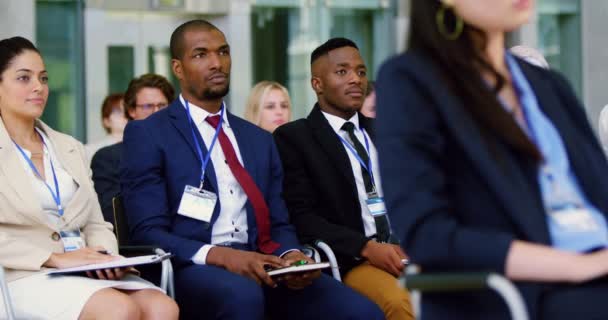 Diverse Geschäftsleute Heben Einem Business Seminar Die Hände Sie Besuchen — Stockvideo