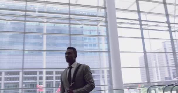 Бічний Вид Афроамериканського Бізнесмена Який Дивиться Вгору Вестибюлі Посаді Він — стокове відео