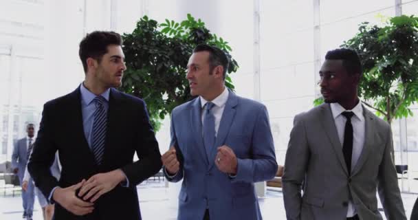 Vista Frontal Hombres Negocios Que Interactúan Entre Vestíbulo Oficina Caminan — Vídeo de stock