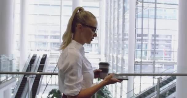 Widok Boku Białą Bizneswoman Pomocą Telefonu Komórkowego Picia Kawy Holu — Wideo stockowe