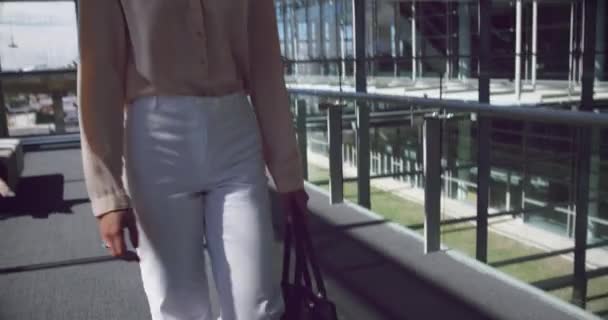 オフィスの廊下を歩くヒジャーブのアジアのビジネスマンの正面図 彼女はハンドバッグを持っています4K — ストック動画
