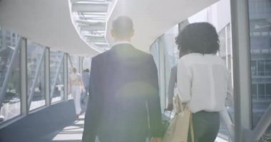 Ofisteki koridorda birbirleriyle etkileşen farklı iş adamlarının dikiz görüntüsü. Birlikte 4 km yürüyorlar.