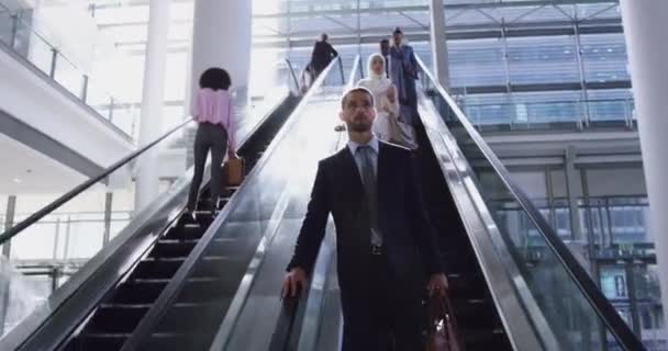 Frontansicht Eines Kaukasischen Geschäftsmannes Der Sich Auf Einer Rolltreppe Einem — Stockvideo