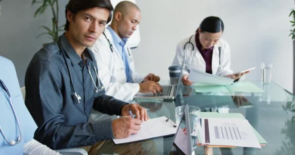 Cintura Movimento Lento Até Foto Portátil Grupo Diversificado Jovens Médicos — Vídeo de Stock