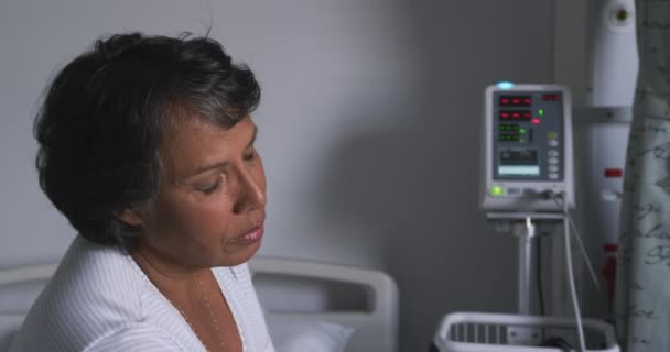 Hastane Koğuşunda Yatağında Oturan Endişeli Yaşlı Melez Kadının Eli Omuzları — Stok video