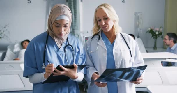 Vooraanzicht Van Twee Vrouwelijke Gezondheidswerkers Die Röntgenfoto Raadplegen Praten Een — Stockvideo