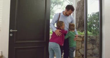 Kafkas baba nın rahat bir evde çocuklarını kucaklayan ön görünümü. Onlar 4k gülümsüyor