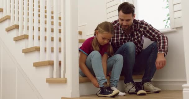 Vista Frontal Del Padre Caucásico Ayudando Hija Usar Zapatos Las — Vídeos de Stock