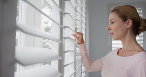 Seitenansicht Der Schönen Kaukasischen Frau Die Hause Durch Das Fenster — Stockvideo