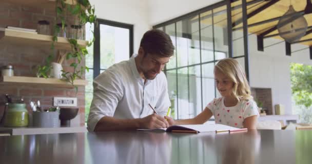 Vista Frontal Del Padre Caucásico Ayudando Hija Los Deberes Casa — Vídeos de Stock