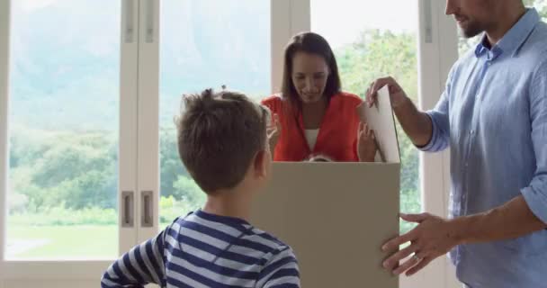 Vista Frontal Família Caucasiana Abrindo Caixa Papelão Nova Casa Eles — Vídeo de Stock