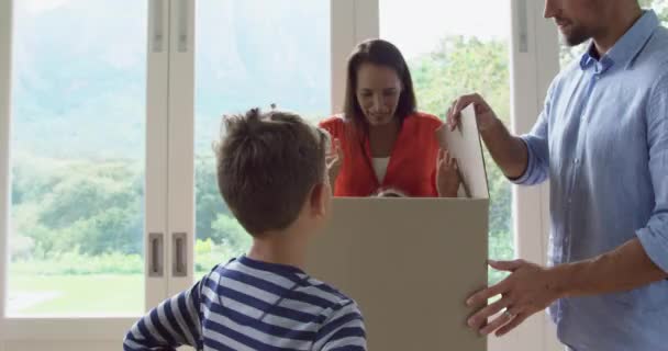 Vista Frontal Caja Cartón Apertura Familia Caucásica Nuevo Hogar Están — Vídeo de stock