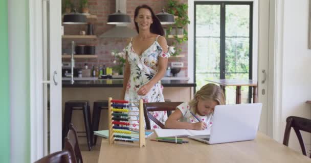 Vorderansicht Einer Kaukasischen Mutter Die Ihrer Tochter Bei Den Hausaufgaben — Stockvideo