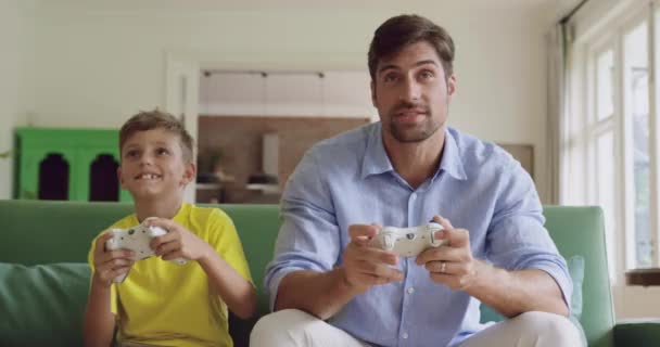 Vista Frontal Padre Hijo Caucásicos Jugando Videojuegos Juntos Sofá Casa — Vídeos de Stock