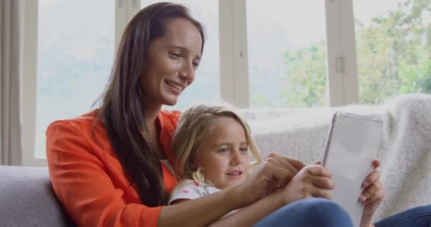 Front Bild Kaukasiska Mor Och Dotter Med Digital Tablet Soffan — Stockvideo