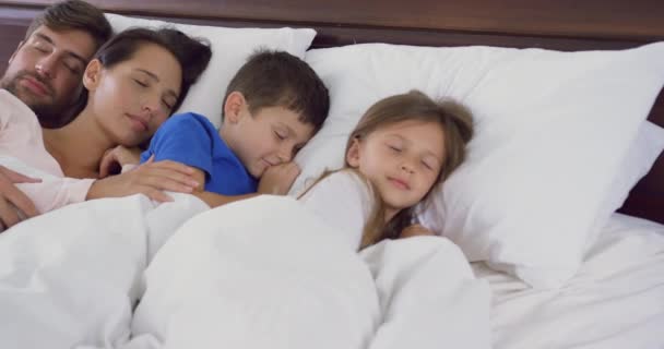 Vista Ángulo Alto Familia Caucásica Durmiendo Juntos Cama Dormitorio Casa — Vídeo de stock