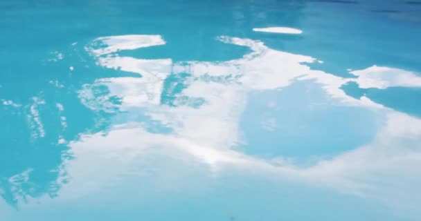 裏庭にあるモダンなスイミングプールのクローズアップ 美しいターコイズウォーター4K — ストック動画