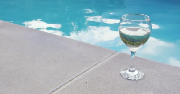 Primer Plano Bebida Vidrio Cerca Piscina Patio Trasero Agua Turquesa — Vídeo de stock