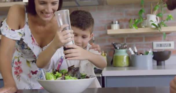 Vista Frontal Família Caucasiana Preparando Salada Legumes Cozinha Casa Confortável — Vídeo de Stock