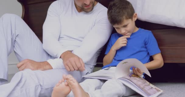 Vooraanzicht Van Kaukasische Vader Zoon Lezen Verhalenboek Slaapkamer Comfortabel Huis — Stockvideo